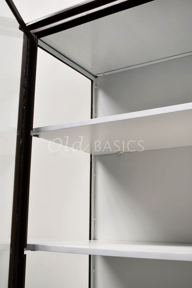 Detail van Apothekerskast Ilya Grand Walnootbruin, bruin, cognac, materiaal staal